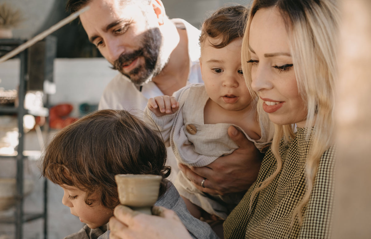 Mom, designer, artist and ceramist: Francesca and her children in beautiful Sicily